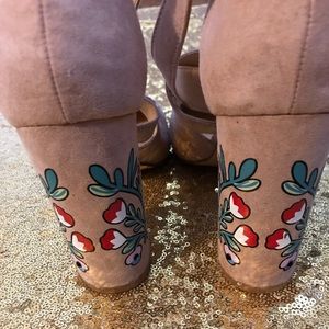 ✨👡Nude, Round-Toe Heels👡✨